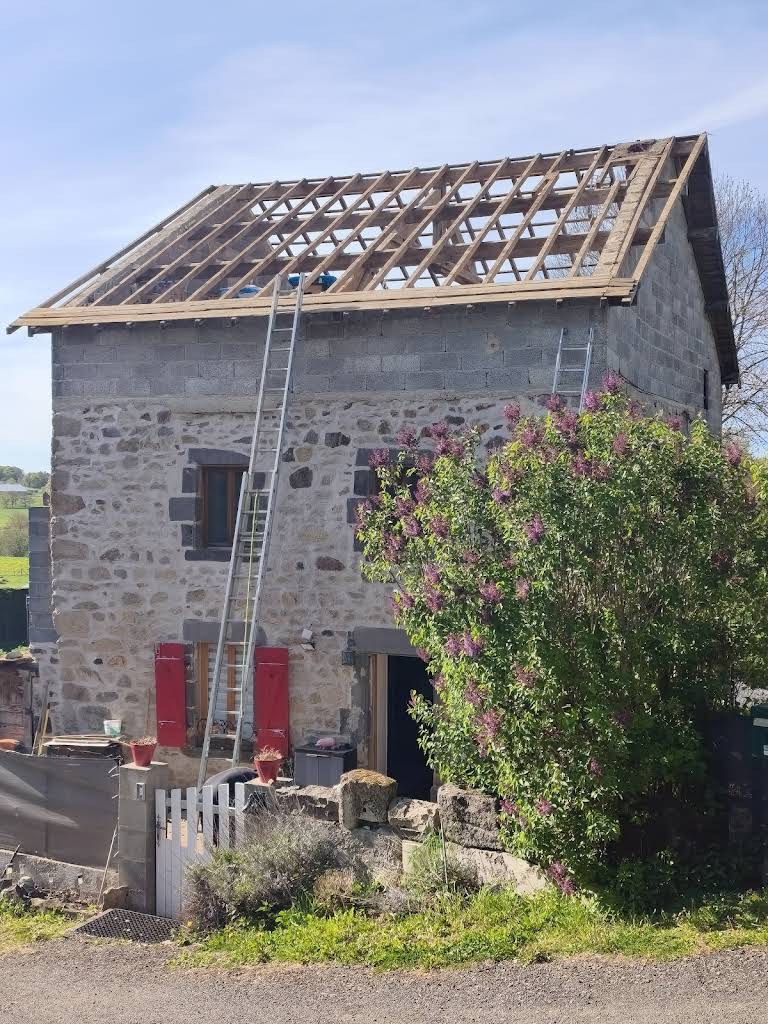 Travaux de couverture, maison ancienne en pierre