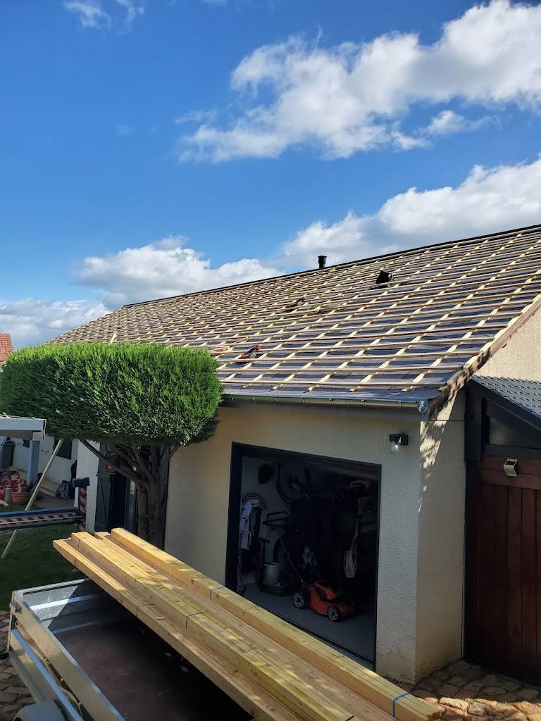 Couverture tuile sur maison en pierre, Auvergne